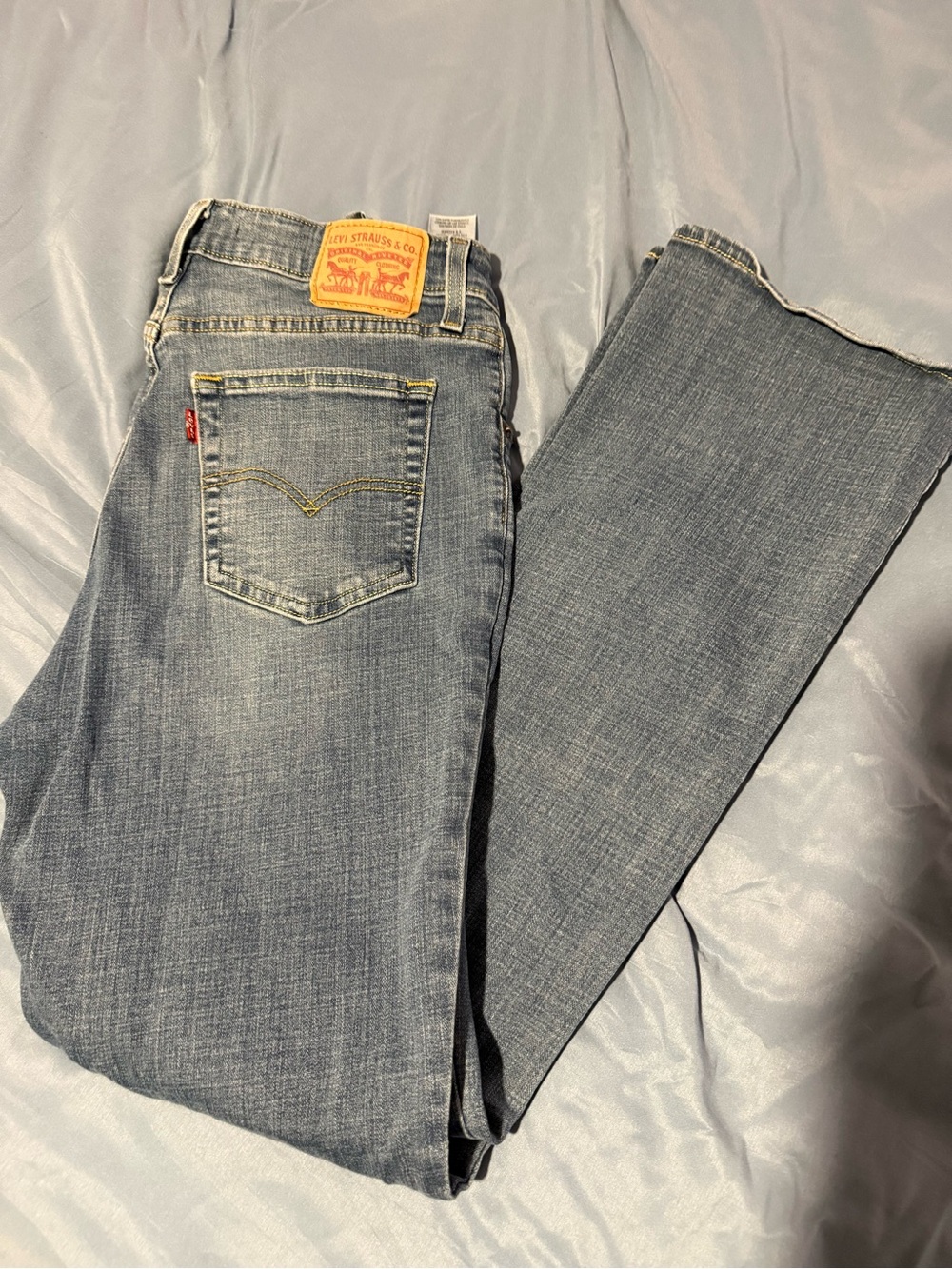 Levi's Women’s 725 Bootcut Jeans in Medium Blue Denim
